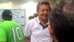 Após acesso à Série A, jogadores do América invadem coletiva de Givanildo Oliveira e festejam com treinador