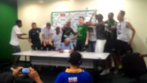 Após acesso à Série A, jogadores do América invadem coletiva de Givanildo Oliveira e festejam com treinador (Parte 2)