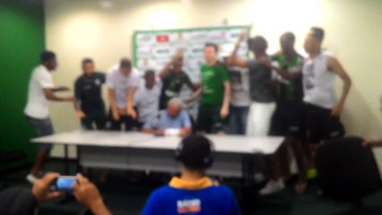 Após acesso à Série A, jogadores do América invadem coletiva de Givanildo Oliveira e festejam com treinador (Parte 2)