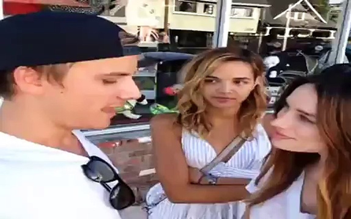 Güzel Kız Öpüşmek İsteyen Çocuğu Öyle Bir Öptüki Çocuk Çılgına D