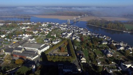 Eglise Saint Symphorien de Montjean sur Loire, vue par drone en automne, Pays de La Loire, France (2)