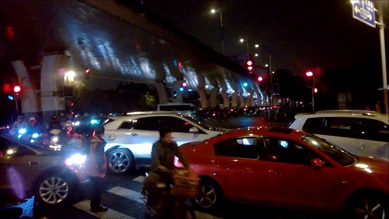 Carrefour à 18h30 (Shanghai) ou la vie difficile des piétons