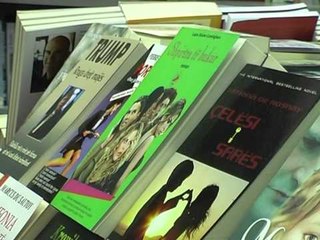 VITRINA E LIBRIT BOTIMET ME TE FUNDIT DHE LIBRAT ME TE KERKUAR NE LIBRARI LAJM