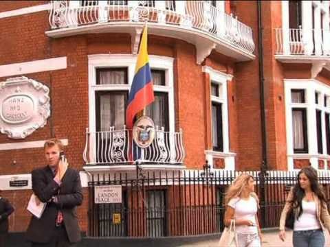 JULIAN ASSANGE PRITET TE DALE NE BALLKONIN E AMBASADES PER TE FOLUR LAJM