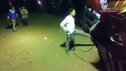 Tenir une porte de chiquero avec le pied