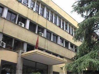 INCIDENT NE GJYKATE BURRI RREH GRUAN NE SY TE SE BIJES PERFUNDON NE PRANGA LAJM