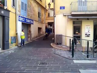 Urban DH: les concurrents s'échauffent avant le départ