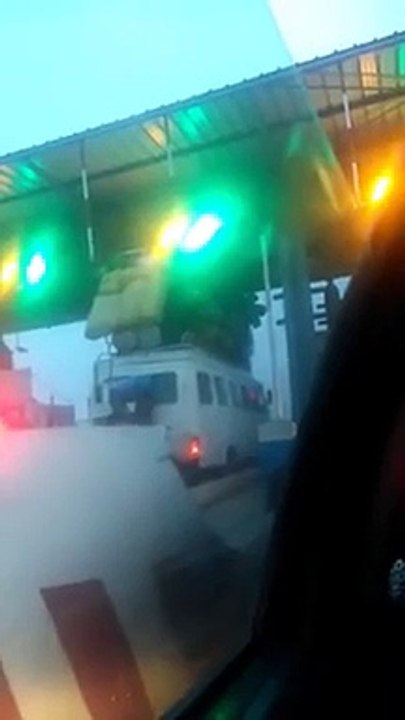 car NDIAGA NDIAYE surchargé bloque le passage sur l'autoroute peage