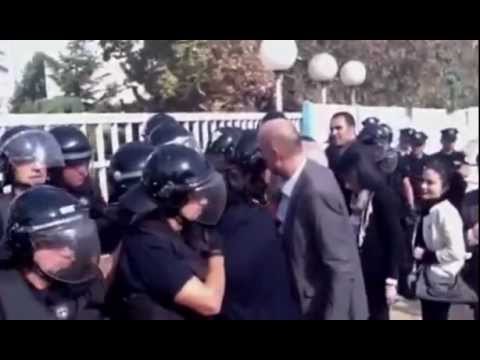 TENSION NE PRISHTINE POLICIA PRANGOS DEPUTETE TE VETEVENDOSJES PARA KUVENDIT LAJM