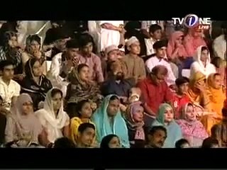 Download Video: Aaj Ashq Mere Naat sunaye to Ajab kia by Owais Raza Qadri (Emotional)