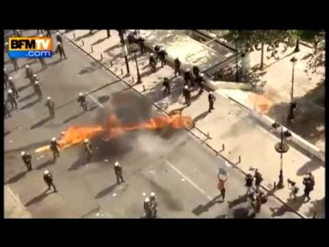 PROTESTA NE GREQI NJE I VDEKUR DHE DISA TE PLAGOSUR NE RRUGET E ATHINES LAJM
