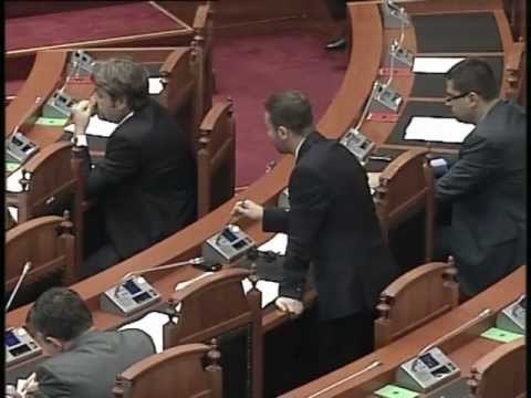 RRUGA LEVAN VLORE OPOZITA AKUZON QEVERINE PER FAVORIZIM TE BIZNESIT SERB LAJM