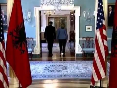 CLINTON NE SHQIPERI SEKRETARJA AMERIKANE E SHTETIT NE 1 NENTOR VJEN NE TIRANE LAJM