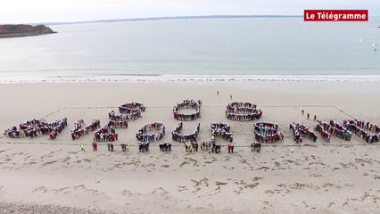 Скачать видео: Trébeurden (22). Plus de 1.000 personnes contre l'extraction de sable