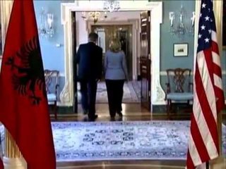CLINTON NE SHQIPERI SEKRETARJA AMERIKANE E SHTETIT NE 1 NENTOR VJEN NE TIRANE LAJM