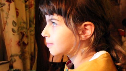 Alicia dessine au salon à Nemours en novembre 2015