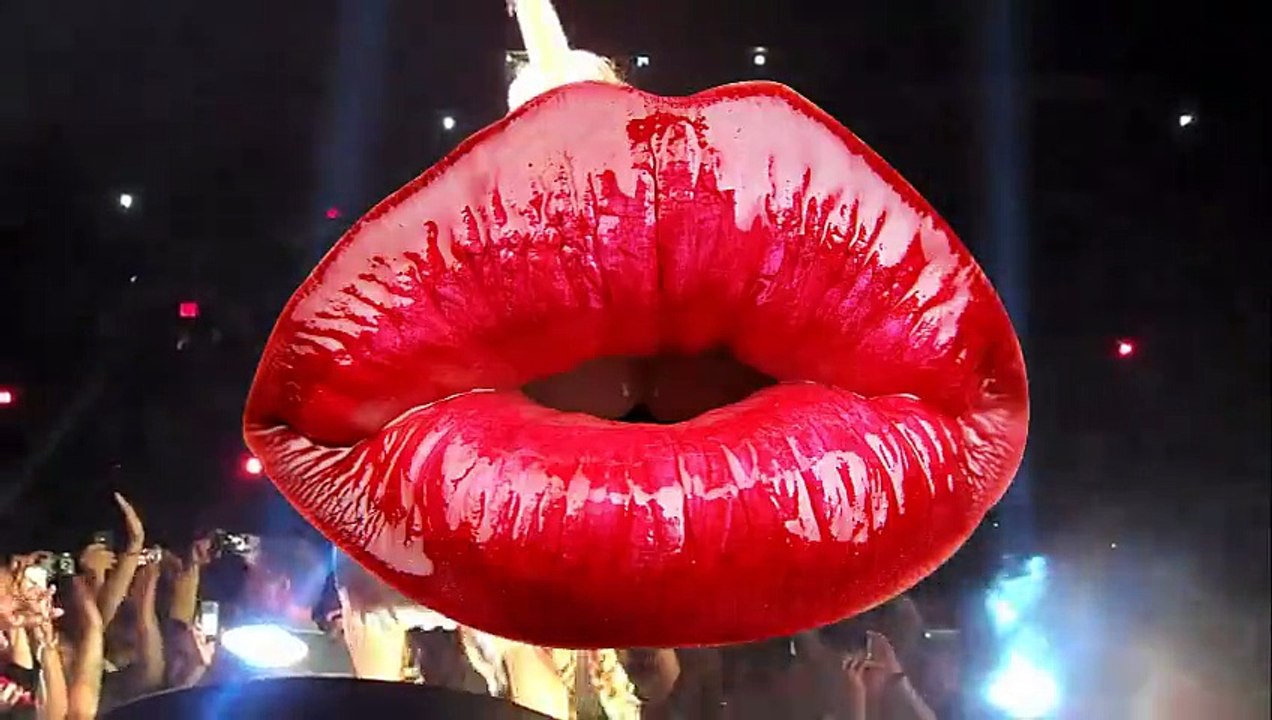 shakira dancing on Pakistani Singer Naseebo Laal Doodh Makhna Di Pali