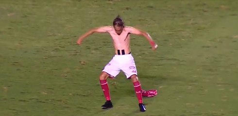 Il imite Balotelli à la perfection, les biscotos en moins