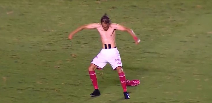 Il imite Balotelli à la perfection, les biscotos en moins