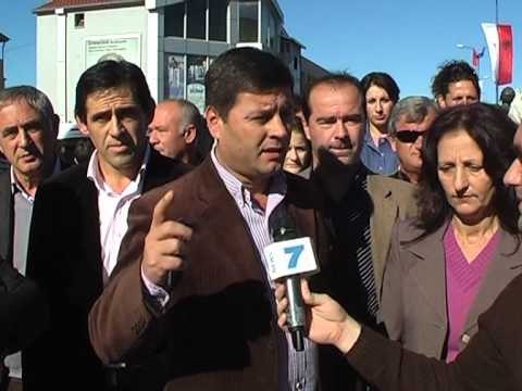 PROTESTE NE KAMEZ PS DHE AK KUNDER BASHKISE VENDOSI FLAMUJ TE PD NE RRUGE LAJM