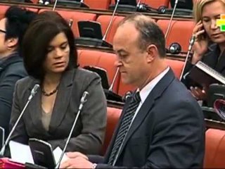 DEPUTETI SHQIPTAR I PDSH KERCENON PARLAMENTIN MAQEDONAS ME VENIE ZJARRI LAJM