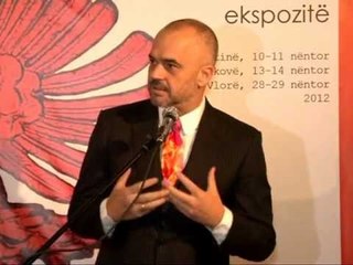 EKSPOZITA ME FLAMUJ EDI RAMA E CEL NE PRISHTINE ME RASTIN E 100 VJETORIT LAJM