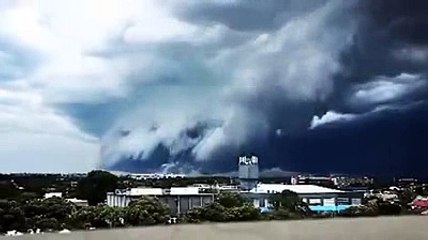 إعصار رهيب يضرب أحد المدن الأوروبية شاهد ماذا حدث