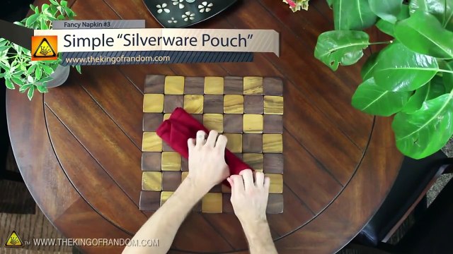 Voici 9 astuces qui vont révolutionner votre façon de mettre vos serviettes de tables ! Génial à l'approche des fêtes !