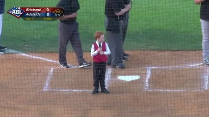 Un enfant de 7 ans avec le hoquet chante L'hymne national Australien