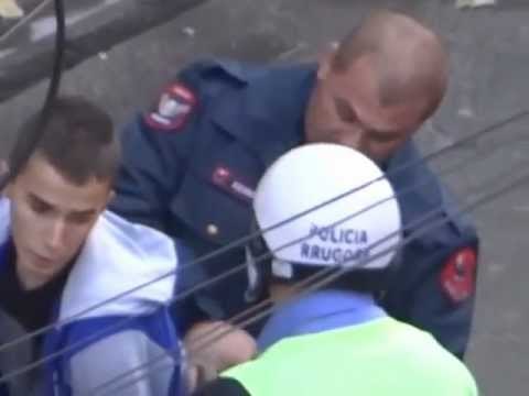 PA KOMENT NE TIRANE SJELLJE BRUTALE E POLICISE SE SHTETIT QE FESTON 100 VJETORIN LAJM