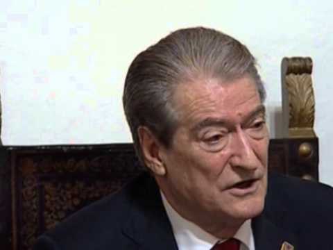 QEVERIA NE VLORE BERISHA PREMTON NJE PASAPORTE PER TE GJITHE SHQIPTARET LAJM