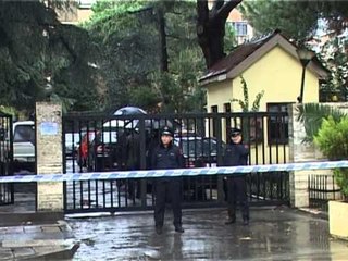 ALARM FALS PER BOMBE POLICIA EVAKUON GJYKATEN E TIRANES PAS NJE TELEFONATE LAJM