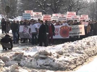 下载视频: PROTESTE NE PRISHTINE KOSOVARET NE RRUGE KERKOJNE LIRIMIN E FATMIR LIMAJT LAJM