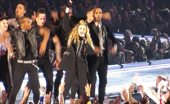 Madonna - Rebel Heart Tour - 2015.11.05 Cologne - Deeper & Deeper (Full HD)