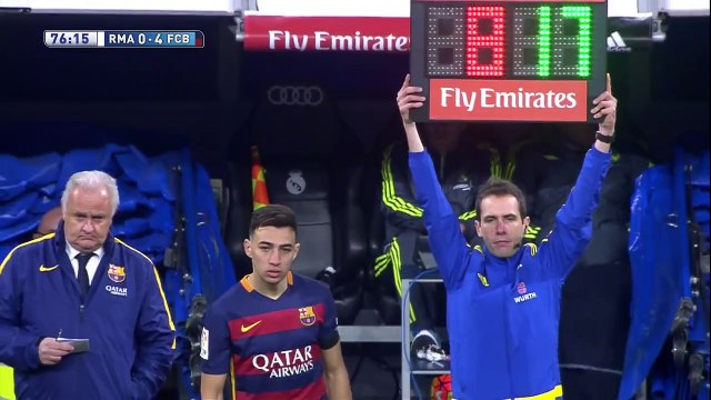 Les socios du Real applaudissent Andres Iniesta