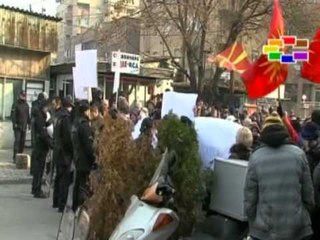 PROTESTA NE SHKUP OPOZITA BLLOKON HYRJEN E PARLAMENTIT DISA TE LENDUAR LAJM