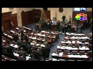 PROTESTA NE SHKUP OPOZITA BLLOKON HYRJEN E PARLAMENTIT DISA TE LENDUAR LAJM