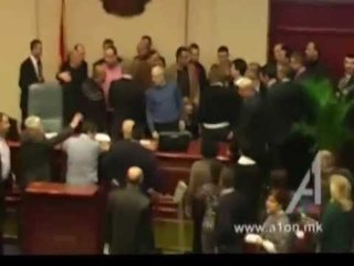 TENSION NE MAQEDONI SHOQEROHET ME PERLESHJE TE ASHPRA DEBATI PER BUXHETIN LAJM