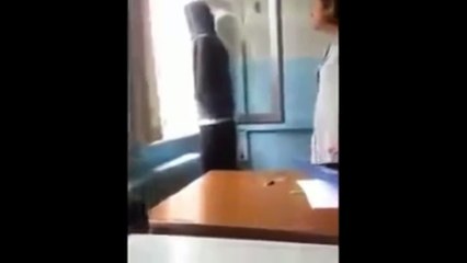 Öğretmene yapılan cansız manken şakası
