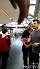 Ils ne peuvent pas entre dans un Apple Store car ils sont noirs - vidéo Dailymotion