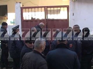 PA KOMENT,PERPLASJE ME POLICINE NE RRUGEN E KAVAJES