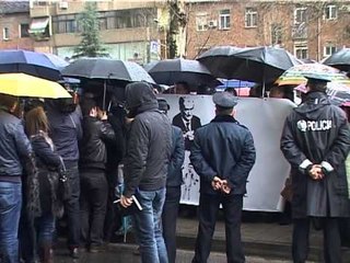 PROTESTON SHOQERIA CIVILE KRYEMINISTRI BERISHA KA UZURPUAR SISTEMIN E DREJTESISE LAJM