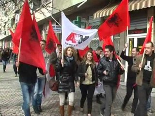 ALEANCA KUQ E ZI PROTESTE NE KORÇE KUNDER GERRMIMEVE PER VARRET GREKE LAJM