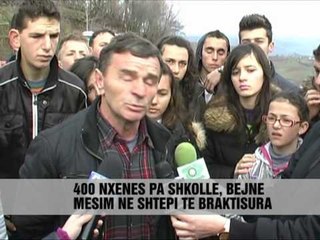 Nxënësit bllokojnë rrugën, nuk kemi shkolla - Vizion Plus - News - Lajme