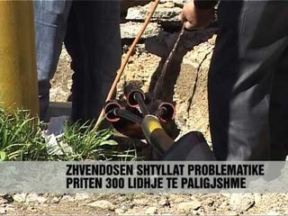 Hiqen shtyllat nga rrugët - Vizion Plus - News, Lajme