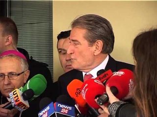 POLITIKA URON-KLASA POLITIKE MESAZHE PAQEJE NE DITEN E RINGJALLJES-LAJM