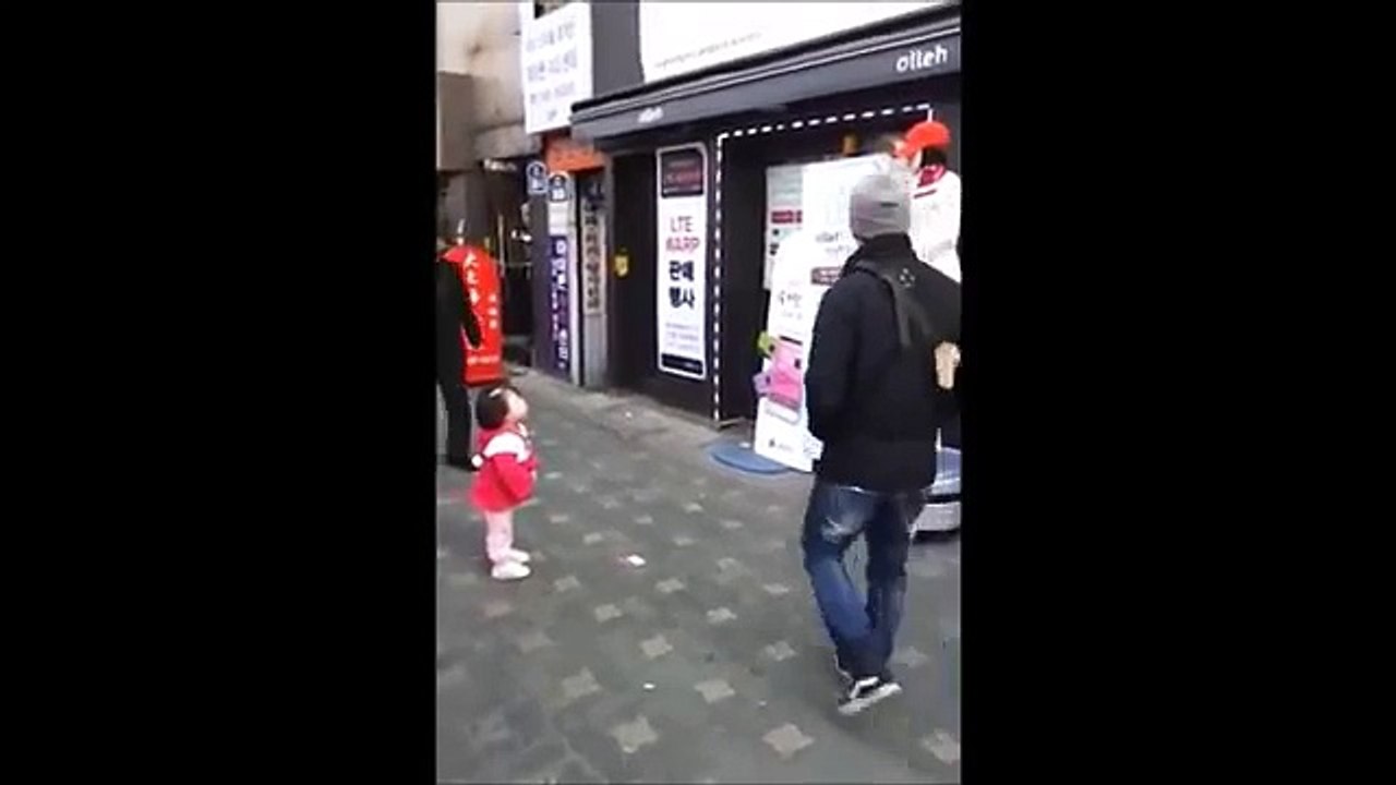 道端でおじぎをする女の子！その理由がかわいすぎる～♪