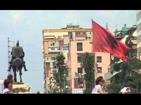 KAPRIÇOT E MOTIT FRESKU I PAZAKONTE DO TI LERE VENDIN MOTIT TE NXEHTE LAJM