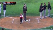 Avant un match, un enfant chante l'hymne australien malgré une crise de hoquet