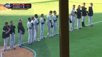 Un enfant chante l'hymne Australien avec le hoquet